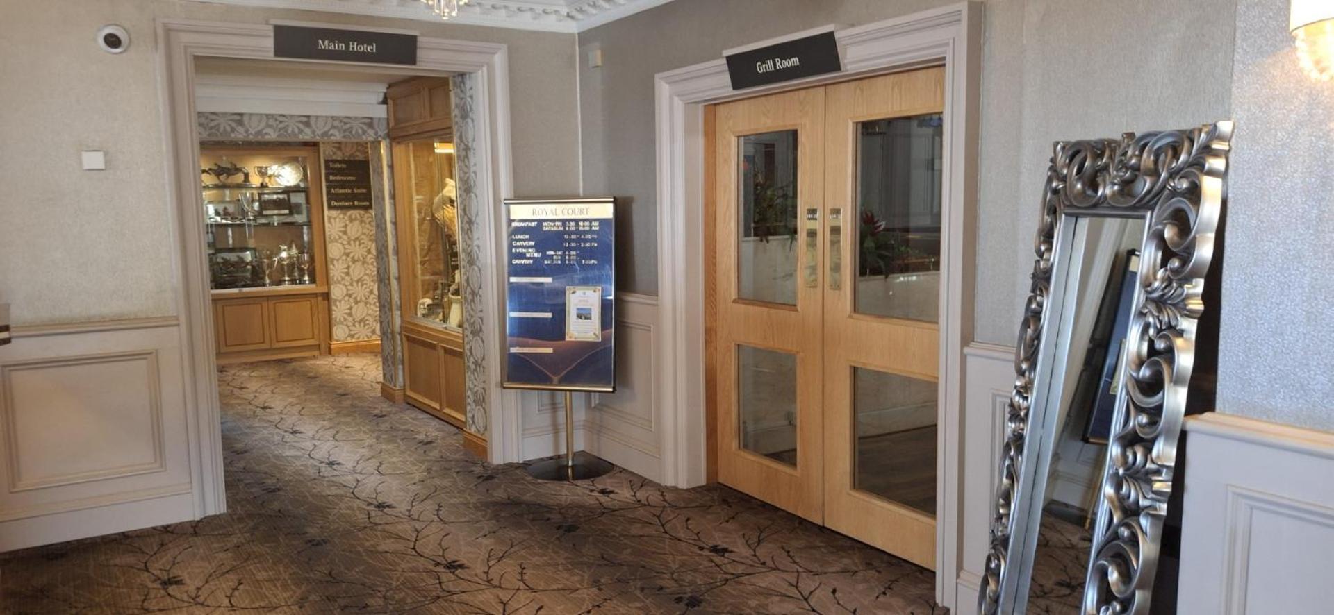 Royal Court Hotel Portrush Eksteriør billede